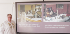 Lehrerin mit Präsentation Abu Dhabi Das Bild zeigt eine Lehrerin mit Präsentation über Ihr Leben in Abu Dhabi