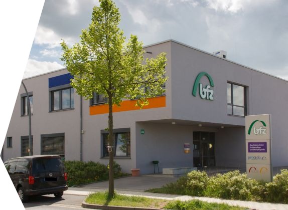 Ein Bild des bfz Schulgebäudes in Bad Kissingen, aufgenommen an einem bewölkten leicht sonnigen Tag. Das Gebäude ist ein modernes Bildungszentrum, das verschiedene Schulungs- und Weiterbildungsprogramme anbietet.