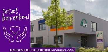 Das Bild zeigt das Gebäude der Pflegeschule Bad Kissingen der bfz gGmbh rechts mit dem Text links in weißer Schrift und lila Hintergrund: "Jetzt bewerben! Generalistische Pflegeausbildung Schuljahr 25/26". Zusätzlich ist das Pflege-Logo mit zwei offenen Händen zu sehen.