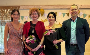Das Bild zeigt von links nach rechts, Konrektorin Marie König, Schülerinnen Frau Rottenberger und Frau Faltus und Schulleiter Frank Weißenberger
