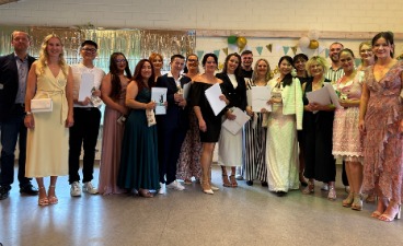 Das Bild zeigt die Schülerinnen und Schüler der GPA22-25 mit den Lehrkräften