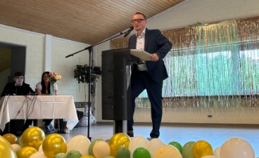 Das Bild zeigt Herrn Zeller bei seiner Einführungsrede zur Abschlussfeier 2025